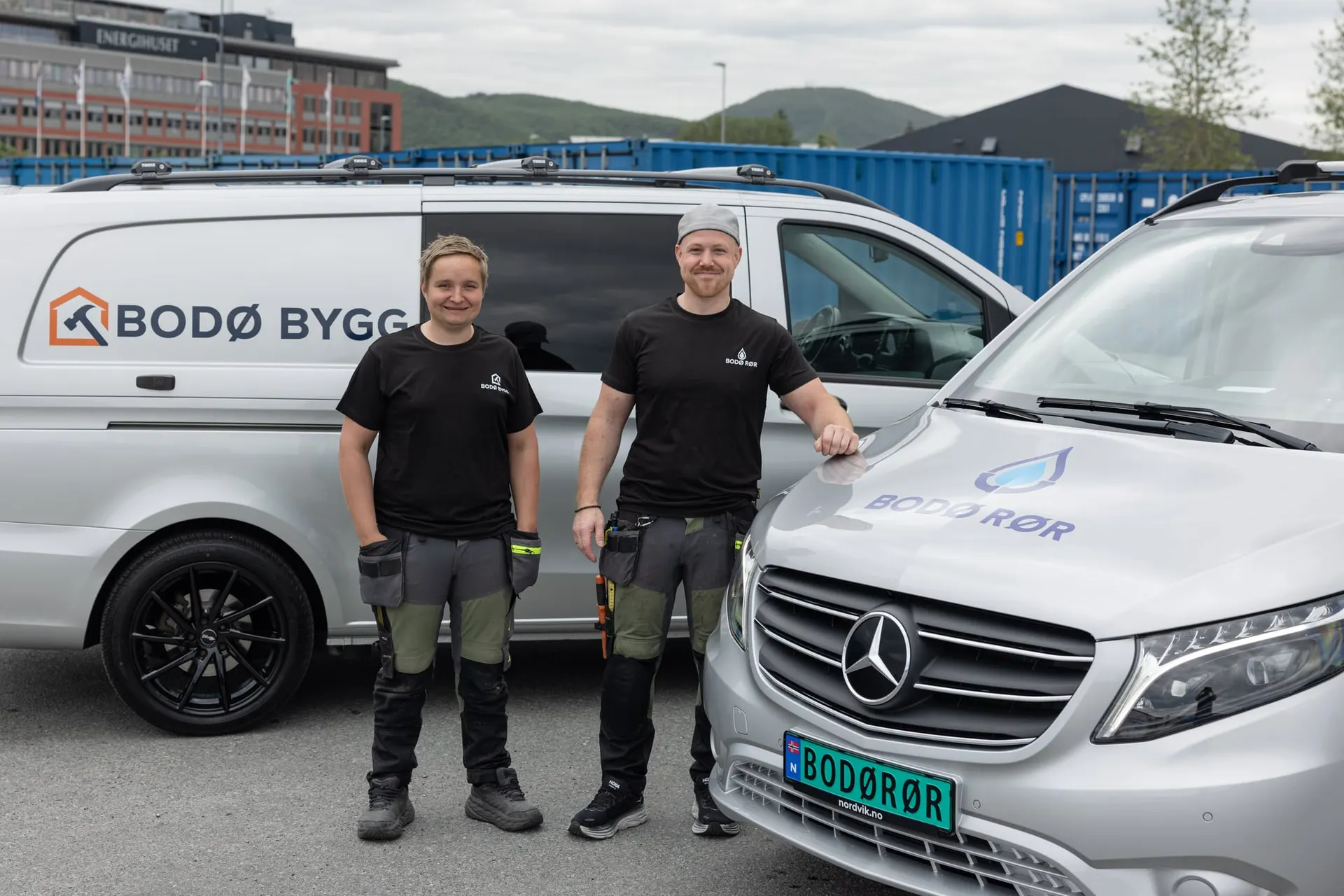 Representanter fra Bodø Bygg og Bodø Rør foran firmaenes biler.