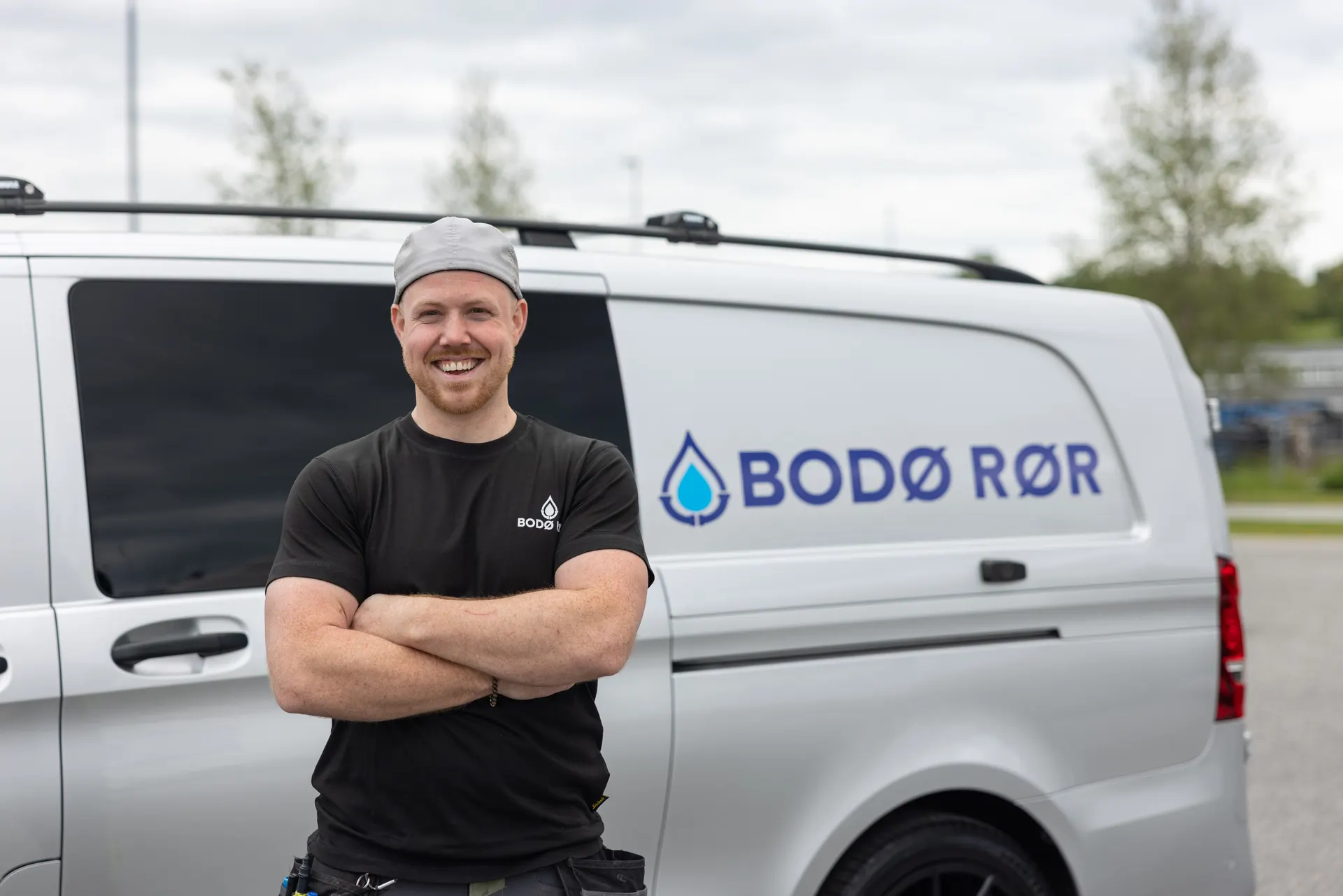 Tom-Erik Hansen ved Bodø Rør sin varebil.