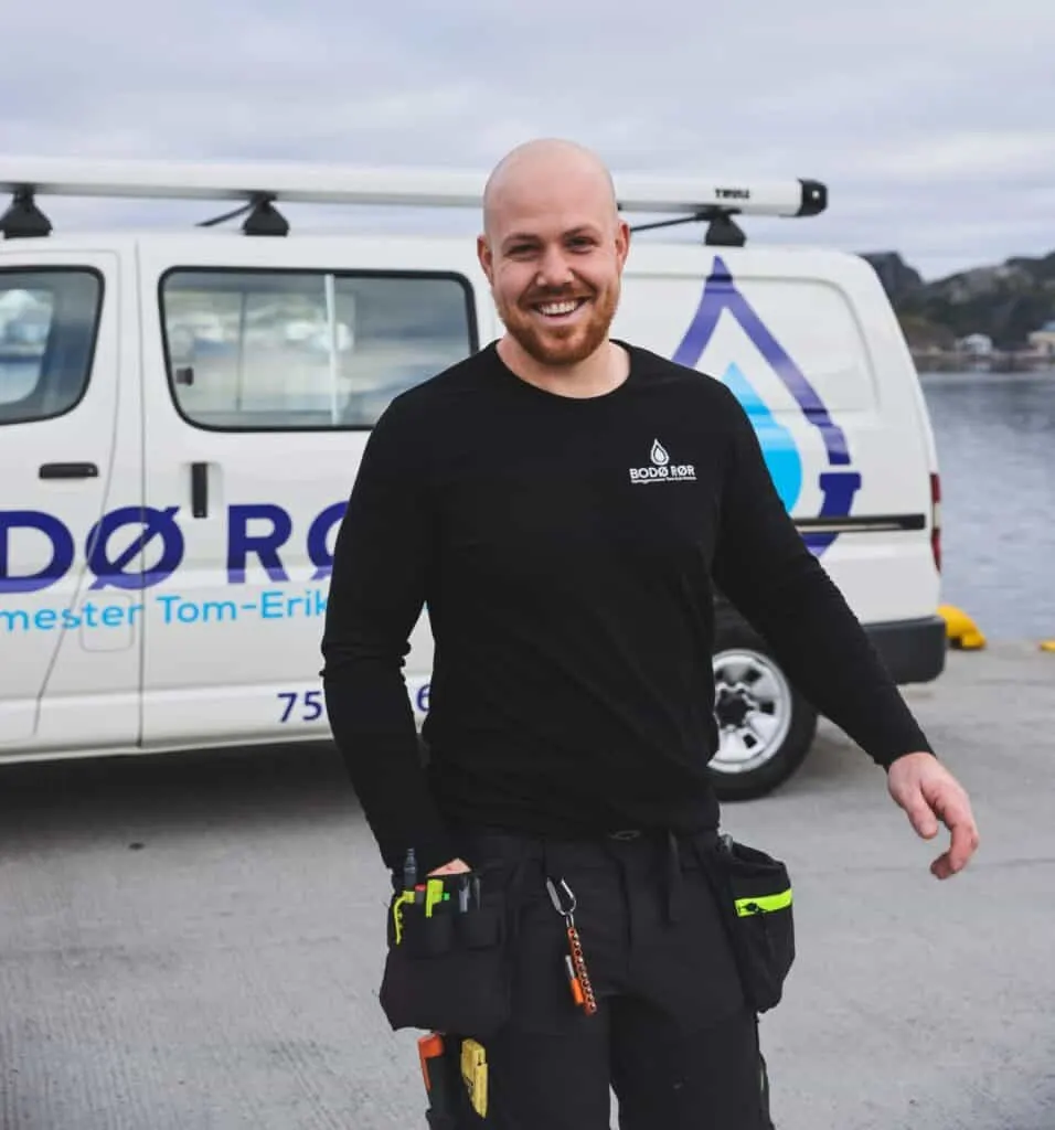 Rørleggermester Tom-Erik Hansen ved en firmabil.